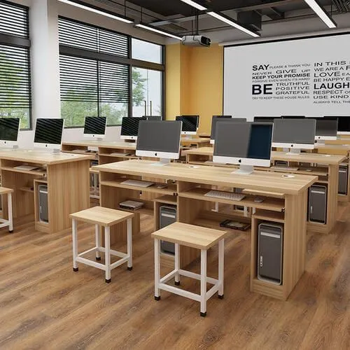 Ruang komputer dengan PC modern dan koneksi internet cepat