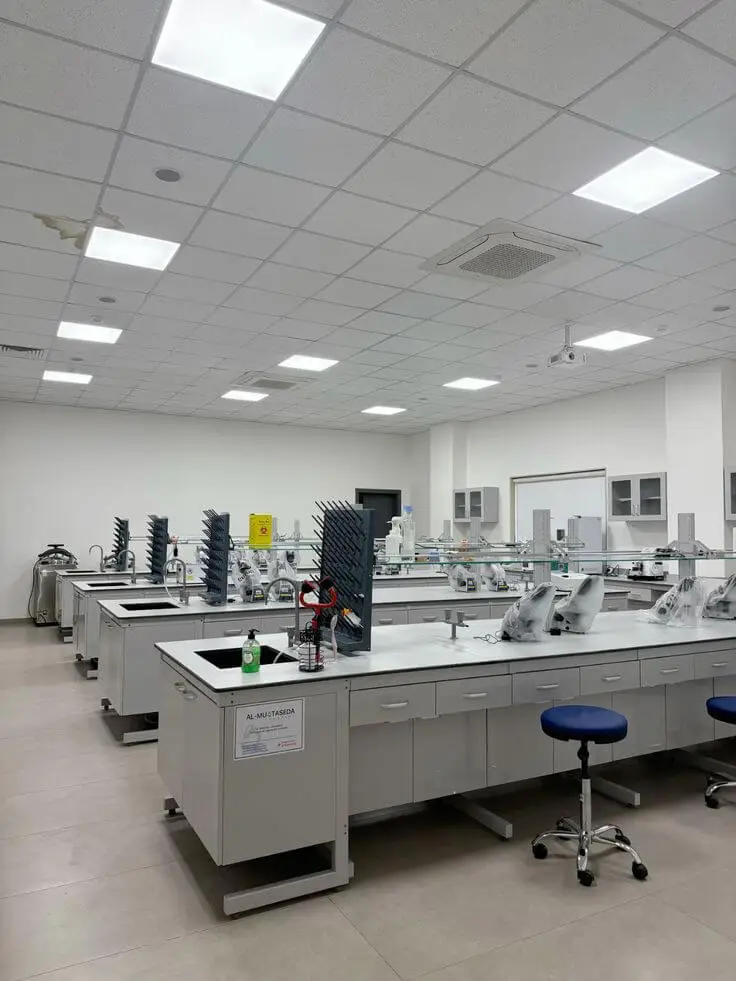 Laboratorium lengkap untuk eksperimen fisika, kimia, dan biologi