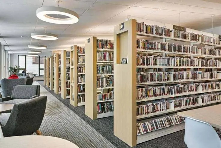 Interior perpustakaan dengan rak buku dan area baca nyaman